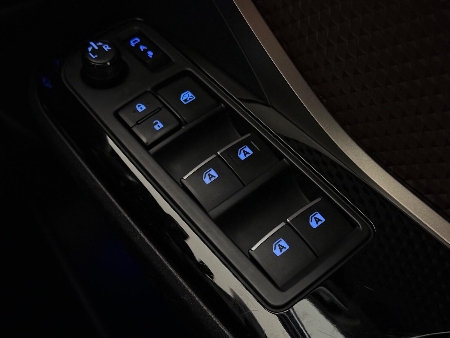 Used Toyota C-HR 2018 for sale - 77613103: Photo 30