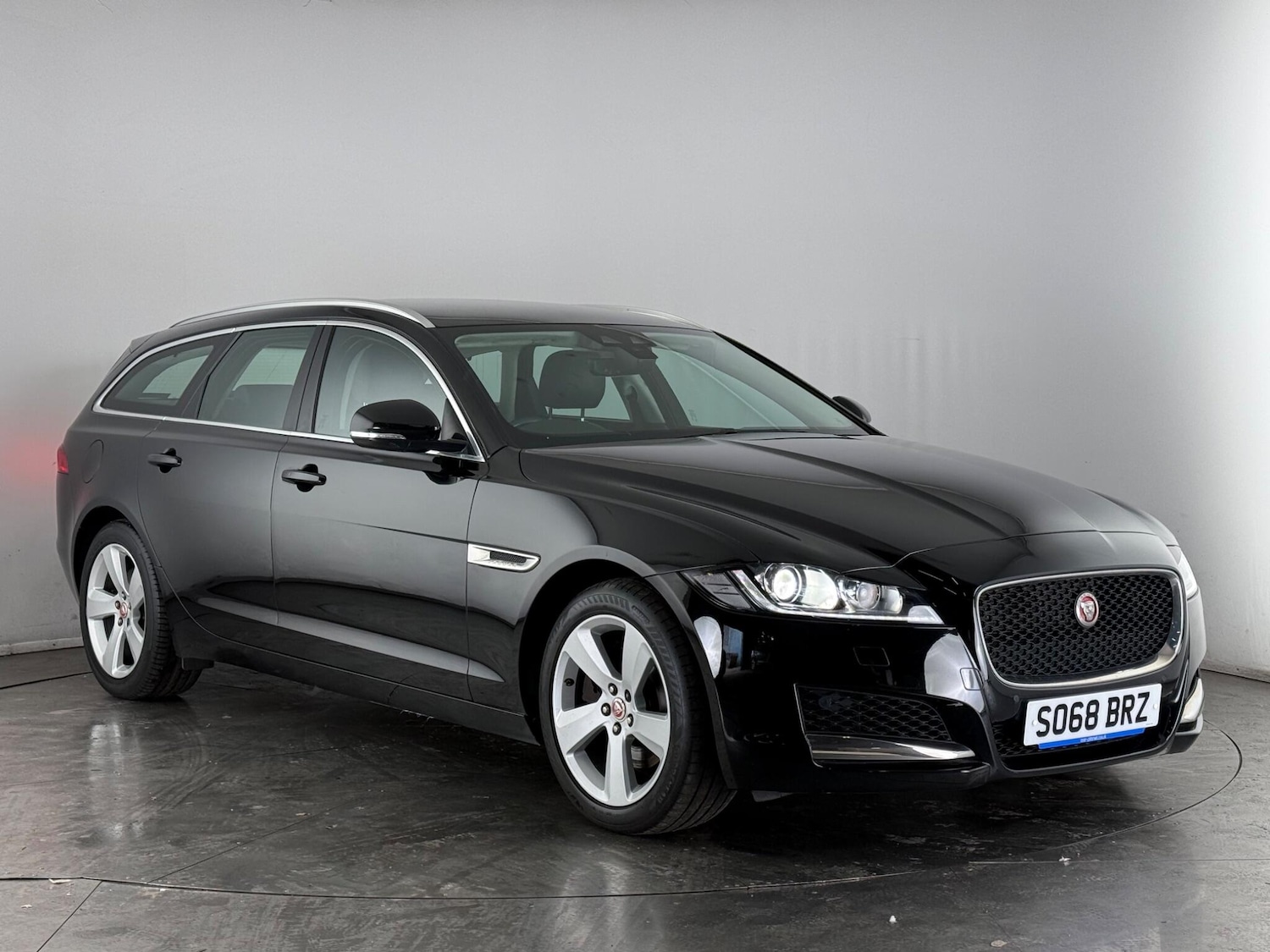 Used Jaguar XF 2019 for sale - 77744254: Photo 1