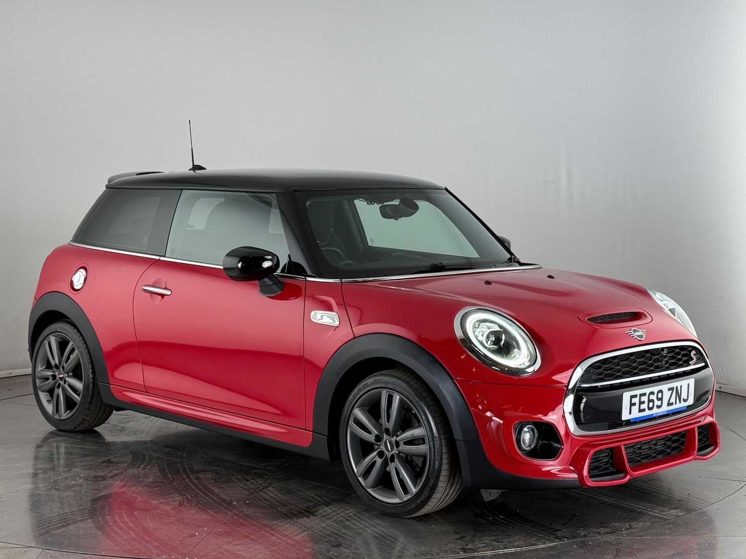 Used MINI Hatch 2019 for sale - 76468531: Photo 1