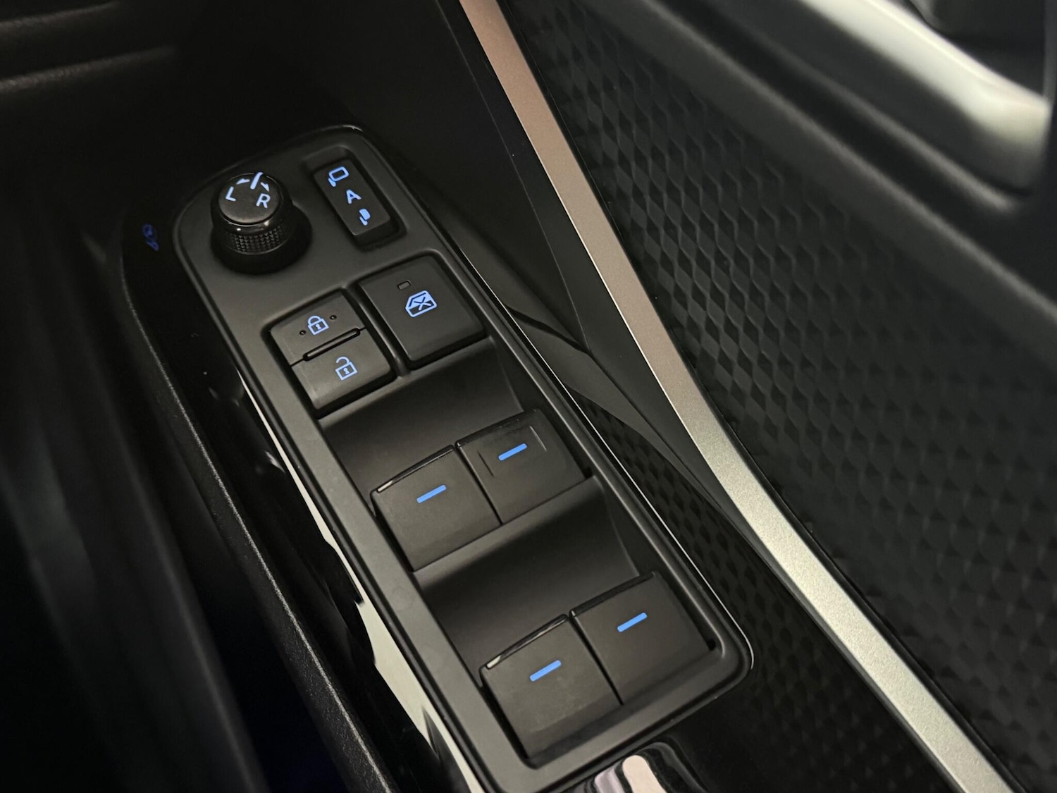 Used Toyota C-HR 2023 for sale - 77216914: Photo 30