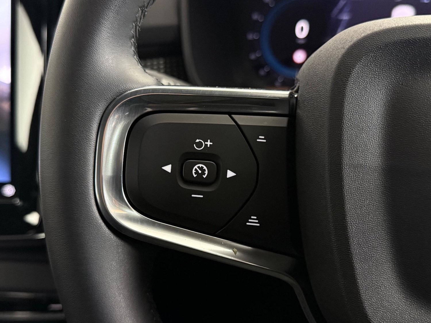 Used Volvo XC40 2023 for sale - 76936716: Photo 25