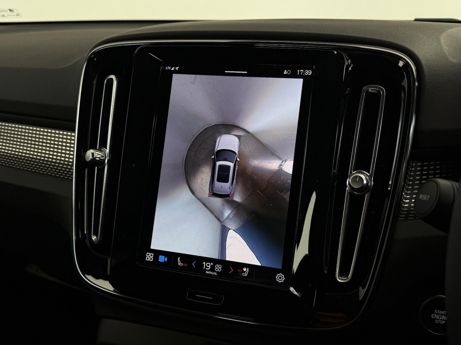 Used Volvo XC40 2023 for sale - 76936716: Photo 32