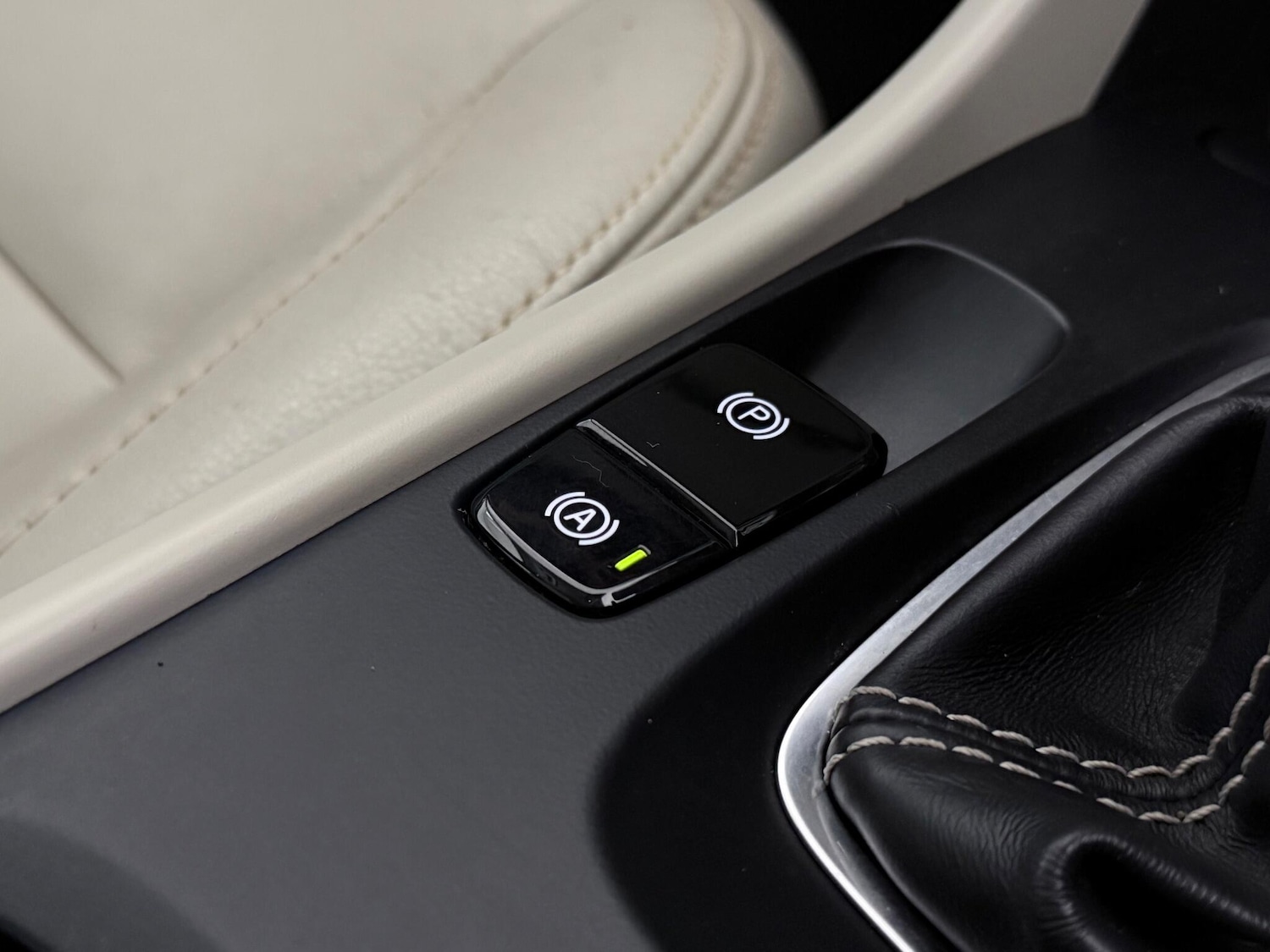 Used Volvo XC40 for sale - 76997840: Photo 43