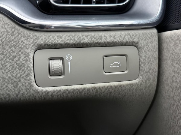 Used Volvo XC60 2018 for sale - 75758486: Photo 42