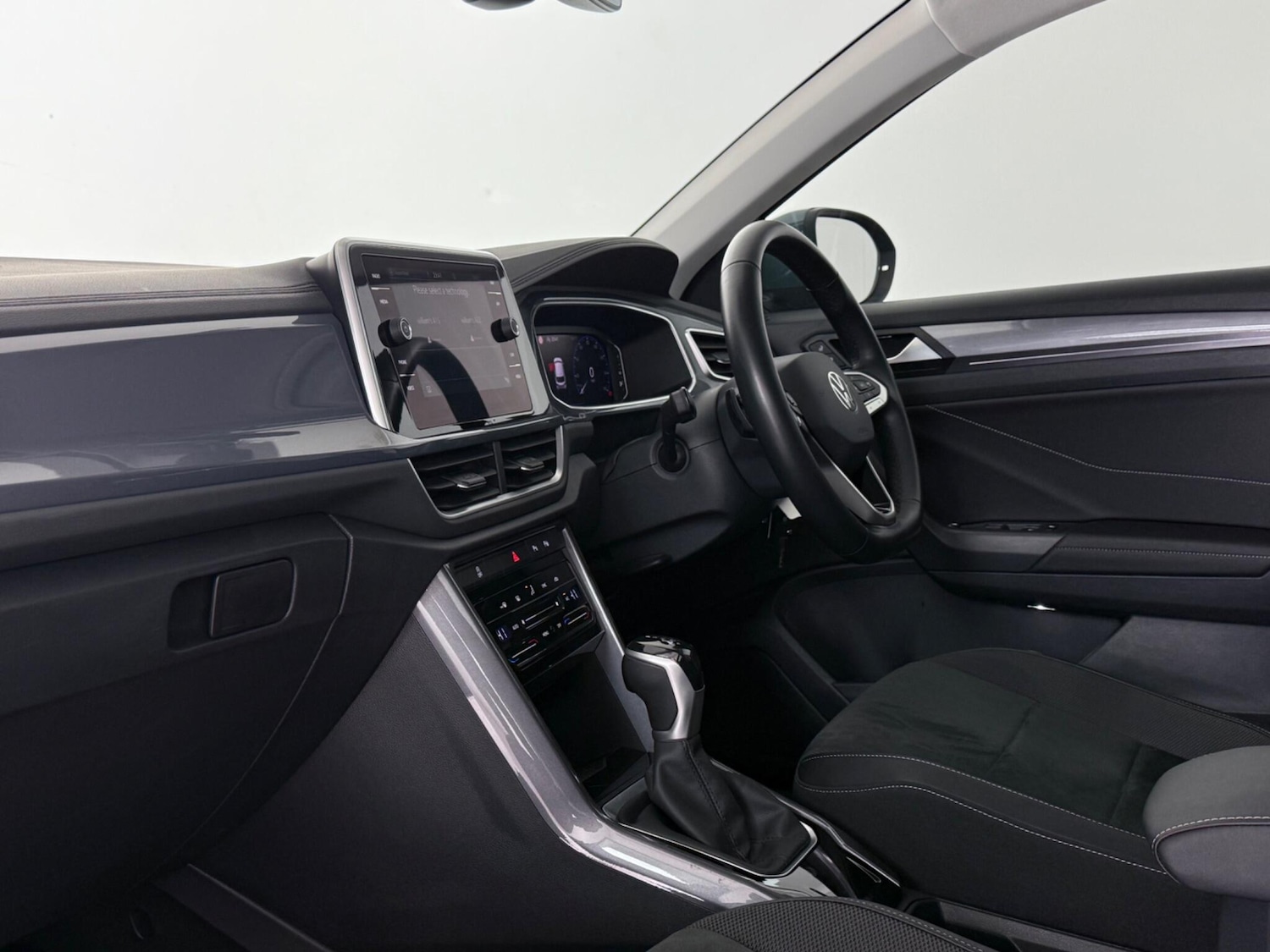 Used Volkswagen T-Roc 2023 for sale - 77672098: Photo 17