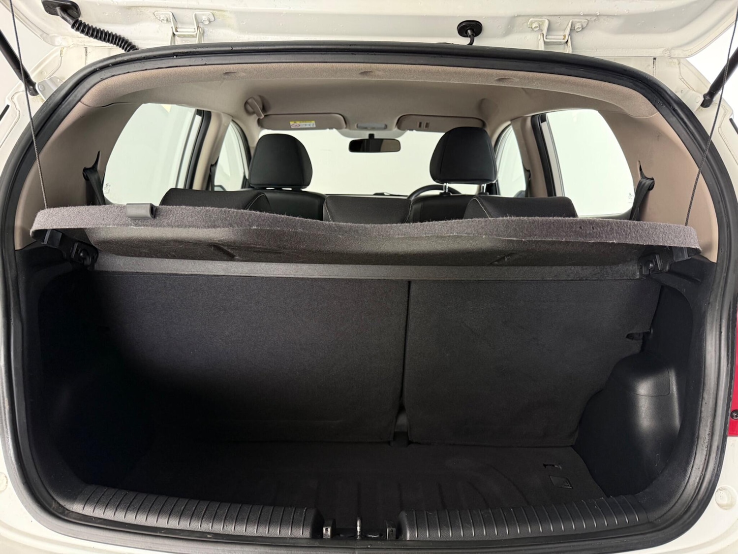 Used Hyundai i10 2014 for sale - 77482618: Photo 10