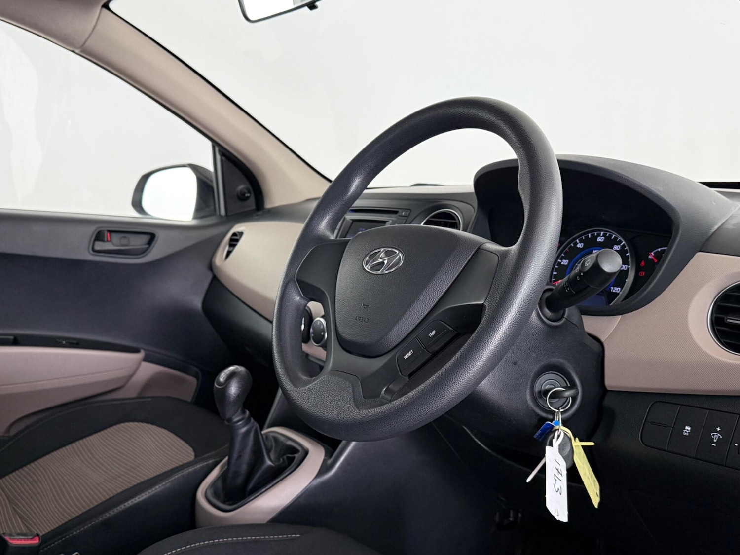 Used Hyundai i10 2014 for sale - 77482618: Photo 8