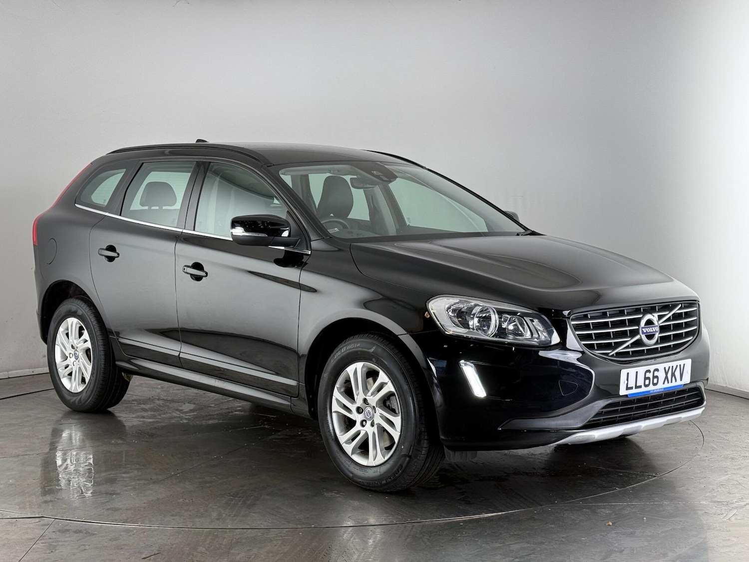 Used Volvo XC60 2017 for sale - 76468354: Photo 1
