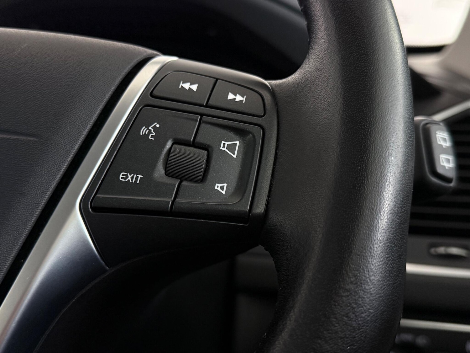 Used Volvo XC60 2017 for sale - 76468354: Photo 25