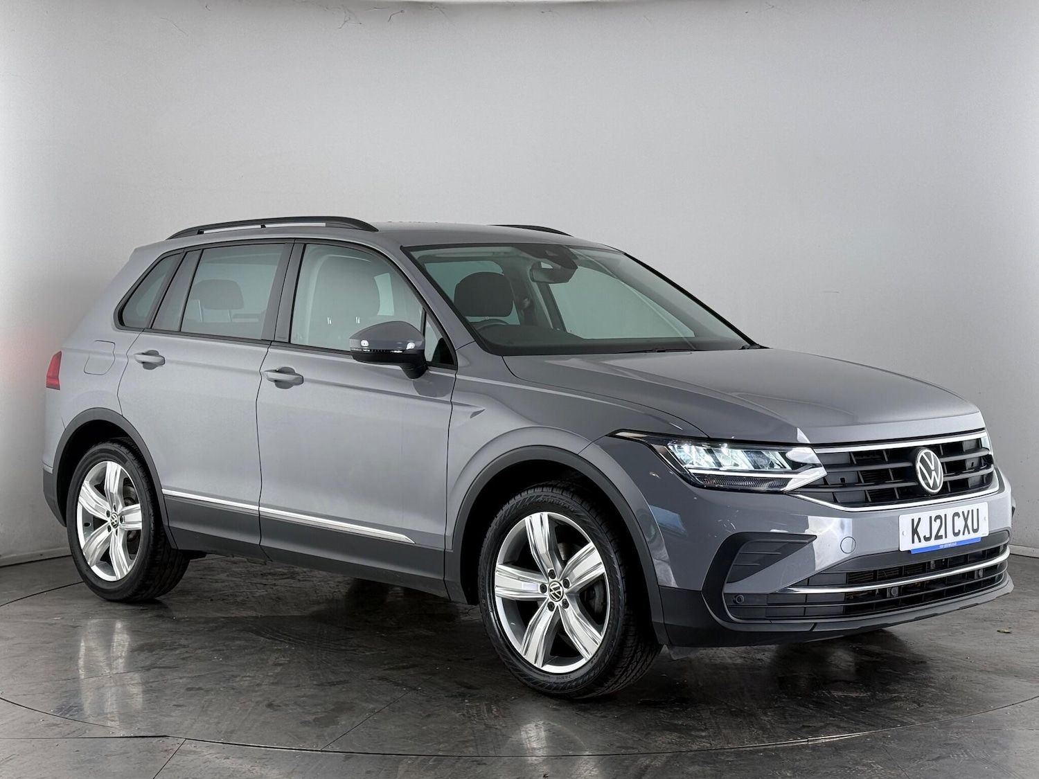 Used Volkswagen Tiguan 2021 for sale - 76898649: Photo 1