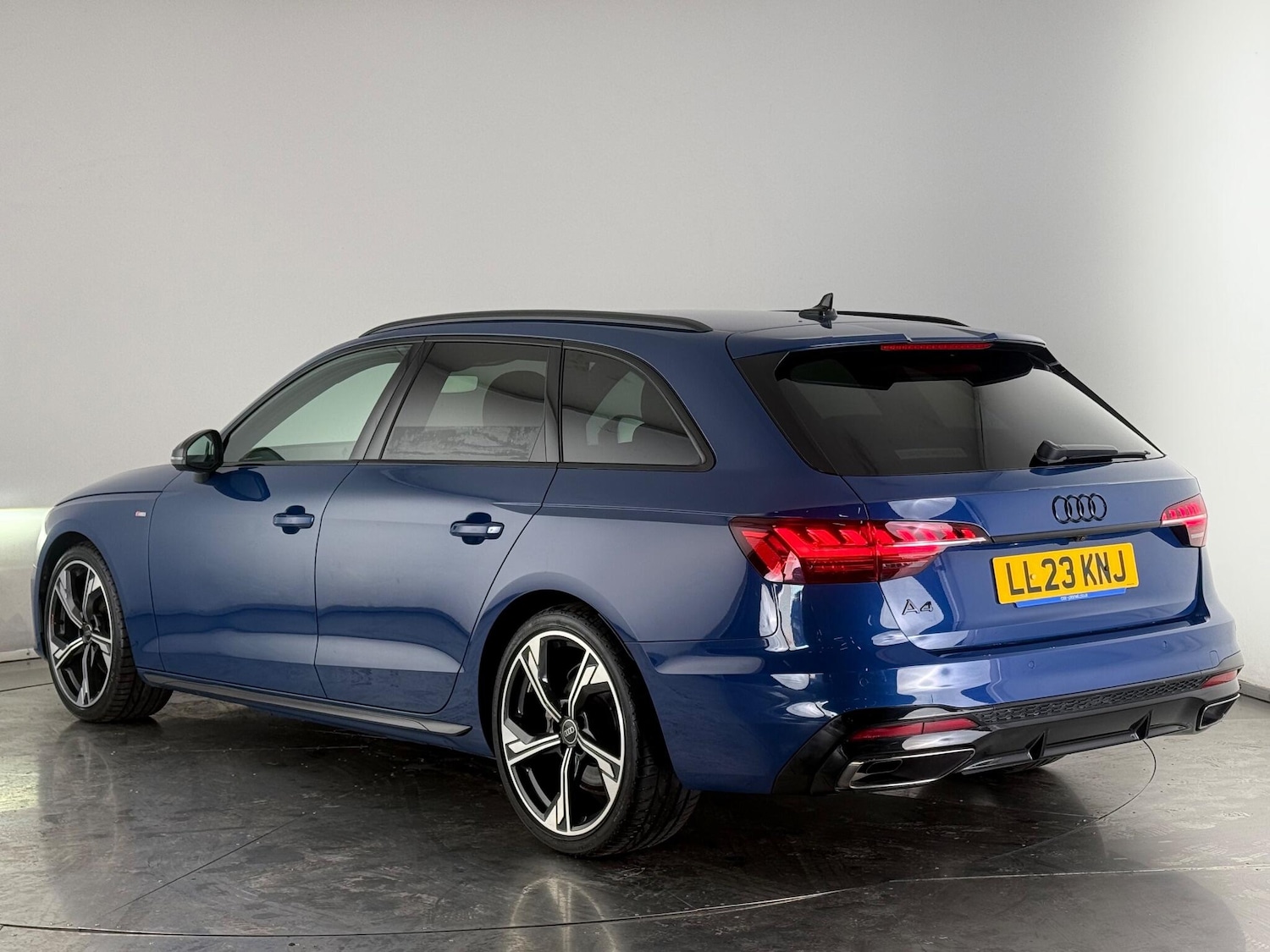 Used Audi A4 Avant 2023 for sale - 76468233: Photo 3