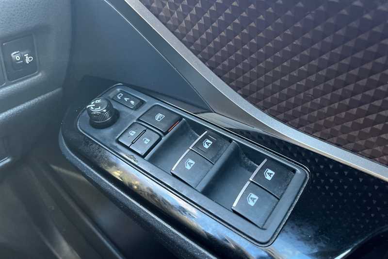 Used Toyota C-HR 2018 for sale - 75860330: Photo 18