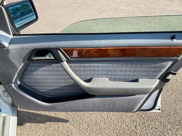 Used Mercedes-Benz 220 1993 for sale - 75608970: Photo 11