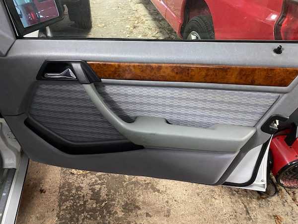 Used Mercedes-Benz 220 1993 for sale - 75608970: Photo 33