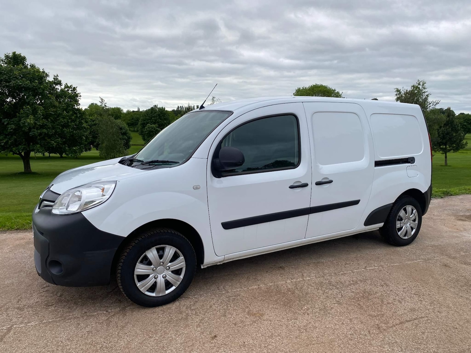 Used Renault Kangoo Maxi 2017 for sale - 76389383: Photo 2