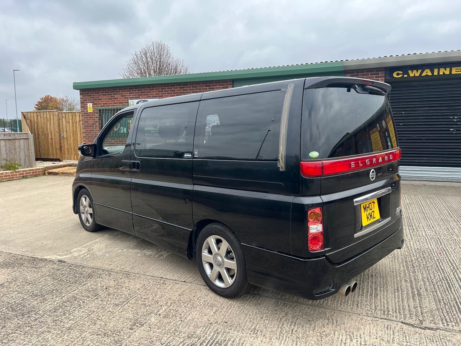 Used Nissan Elgrand 2022 for sale - 76618392: Photo 2