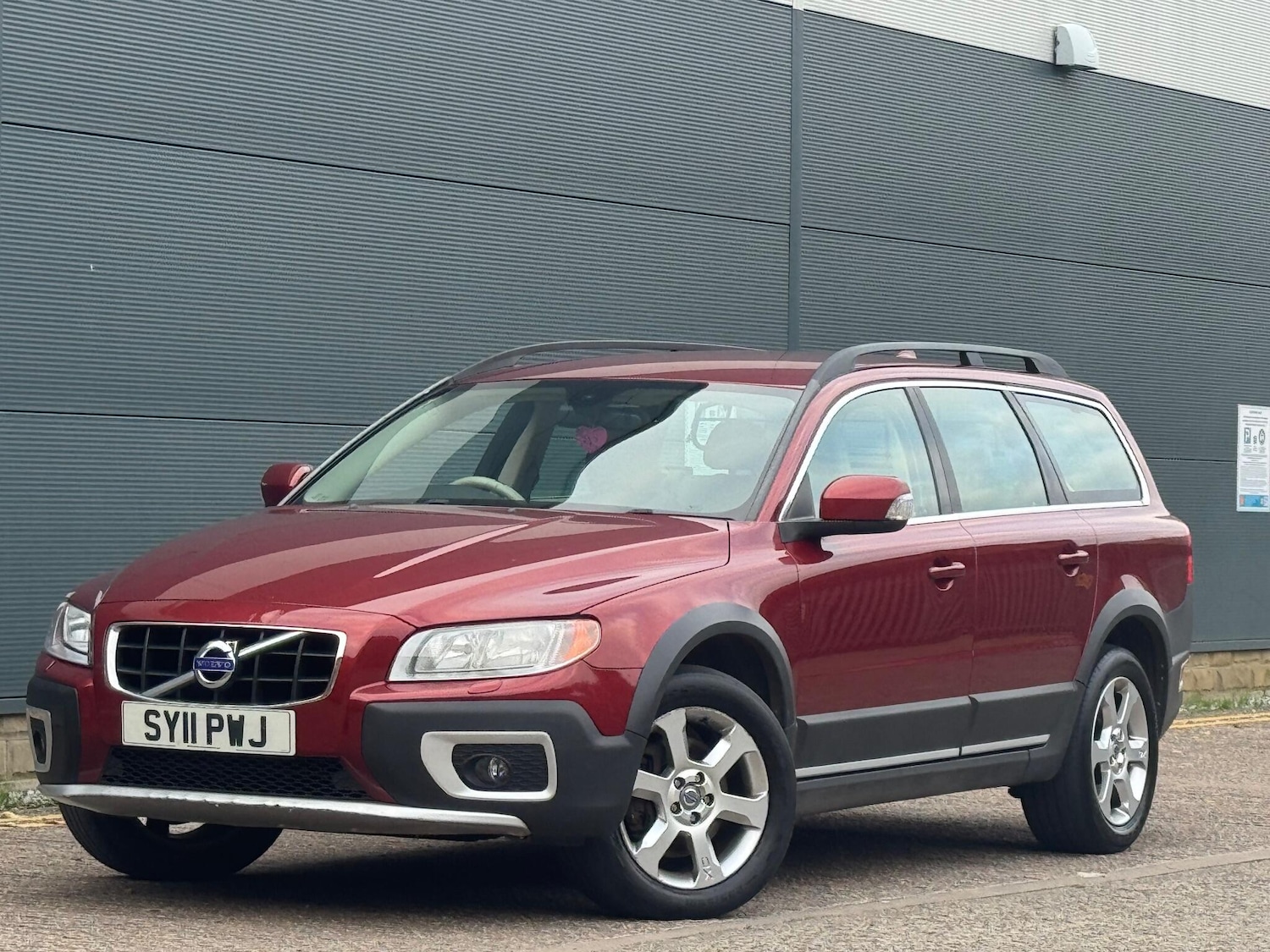 Used Volvo XC70 2011 for sale - 77101865: Photo 2