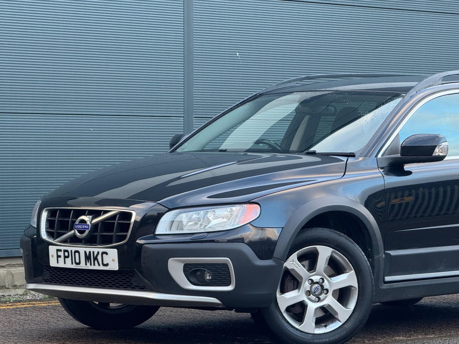 Used Volvo XC70 2010 for sale - 76824601: Photo 2