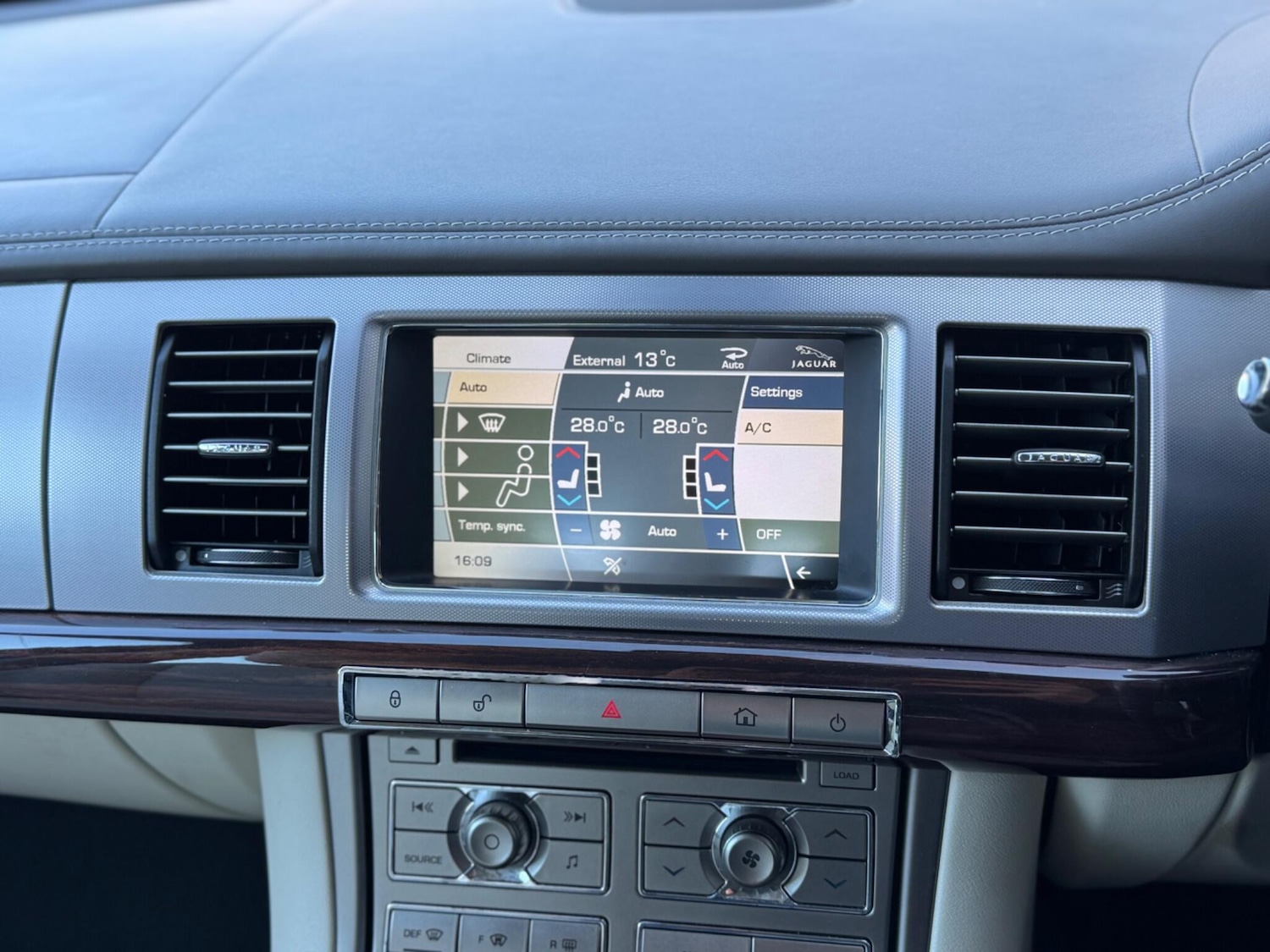 Used Jaguar XF 2009 for sale - 77752997: Photo 25