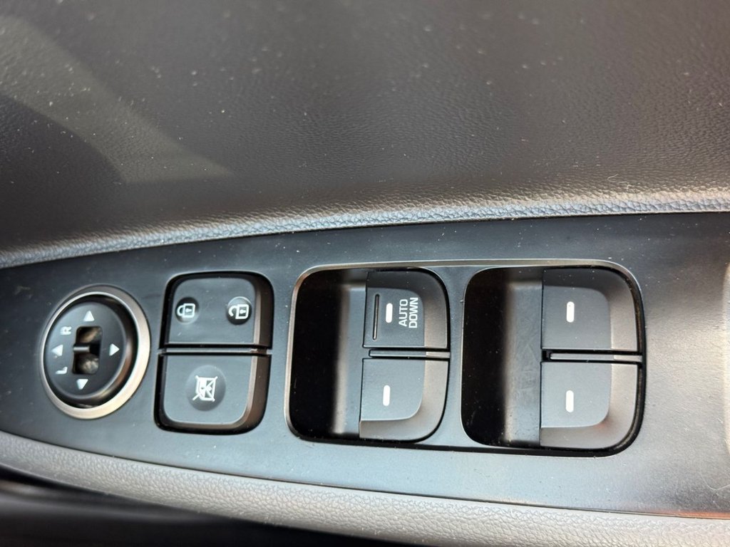 Used Hyundai i10 2017 for sale - 76157355: Photo 33