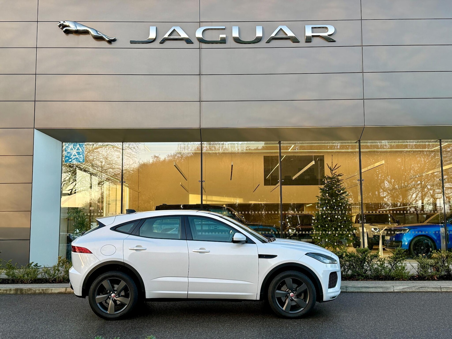 Used Jaguar E-Pace 2019 for sale - 76850013: Photo 2