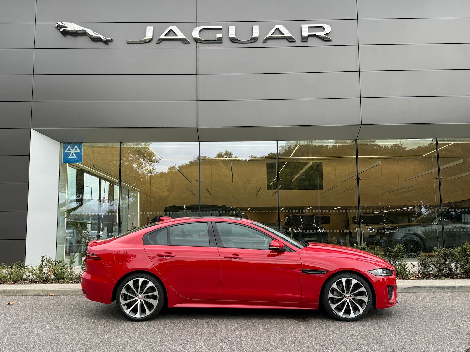 Used Jaguar XE 2019 for sale - 76158581: Photo 2
