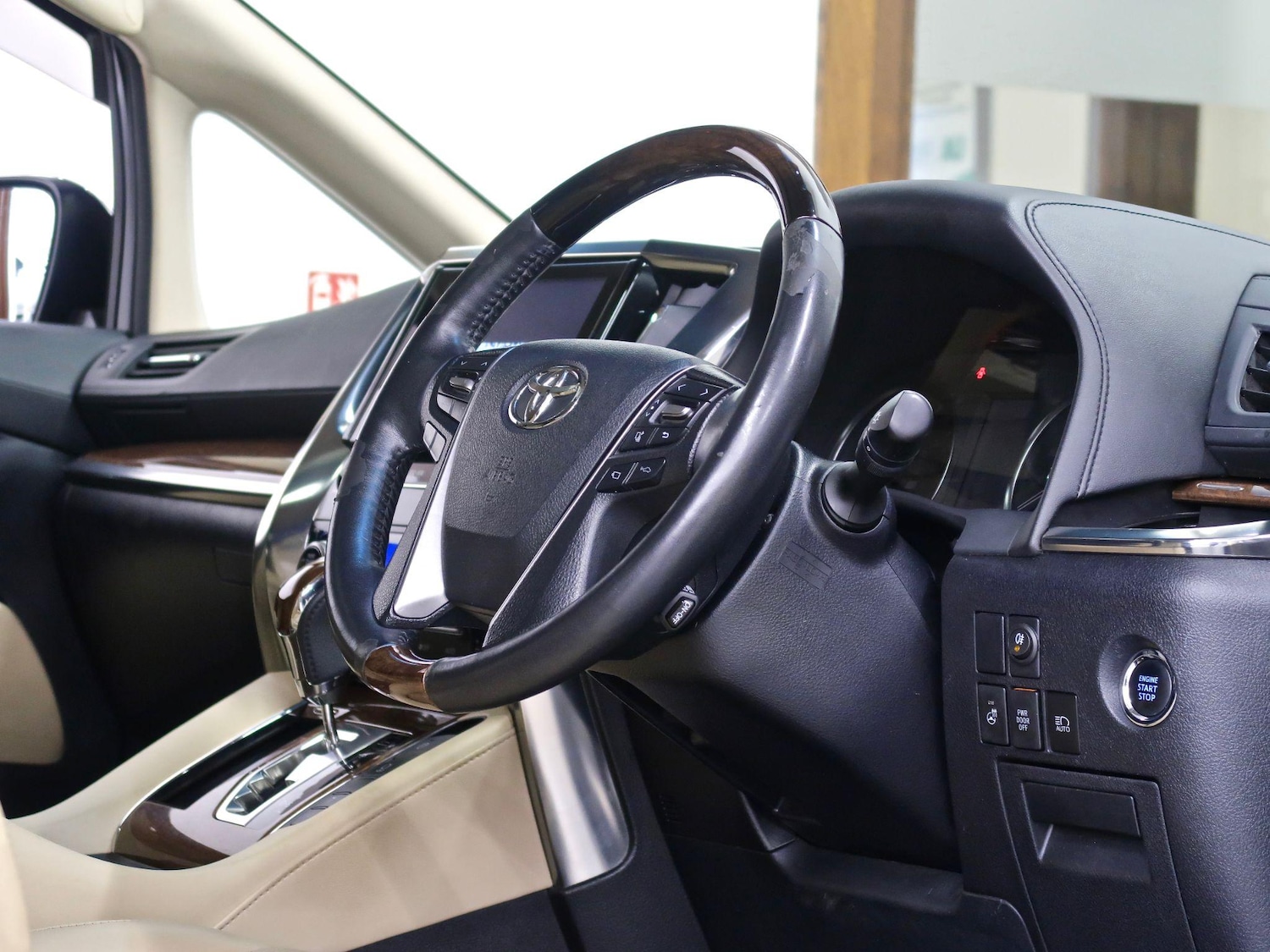 Used Toyota Alphard for sale - 77575137: Photo 2