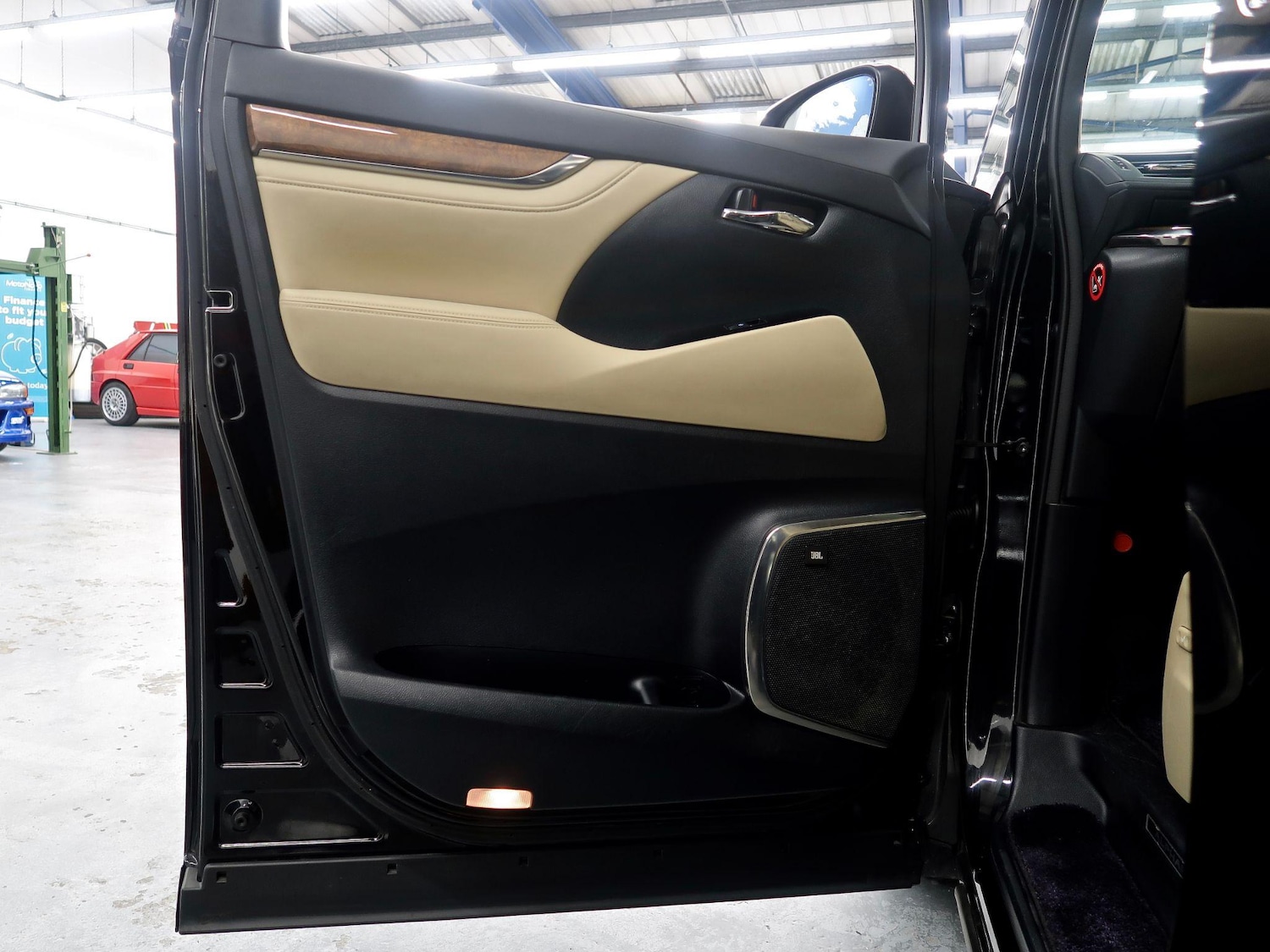 Used Toyota Alphard 2024 for sale - 77001659: Photo 30