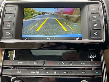 Used Jaguar XE 2015 for sale - 76157486: Photo 4