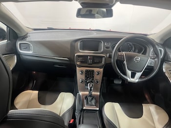 Used Volvo V40 2018 for sale - 79200000: Photo