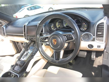 Used Porsche Cayenne 2016 for sale - 79102114: Photo