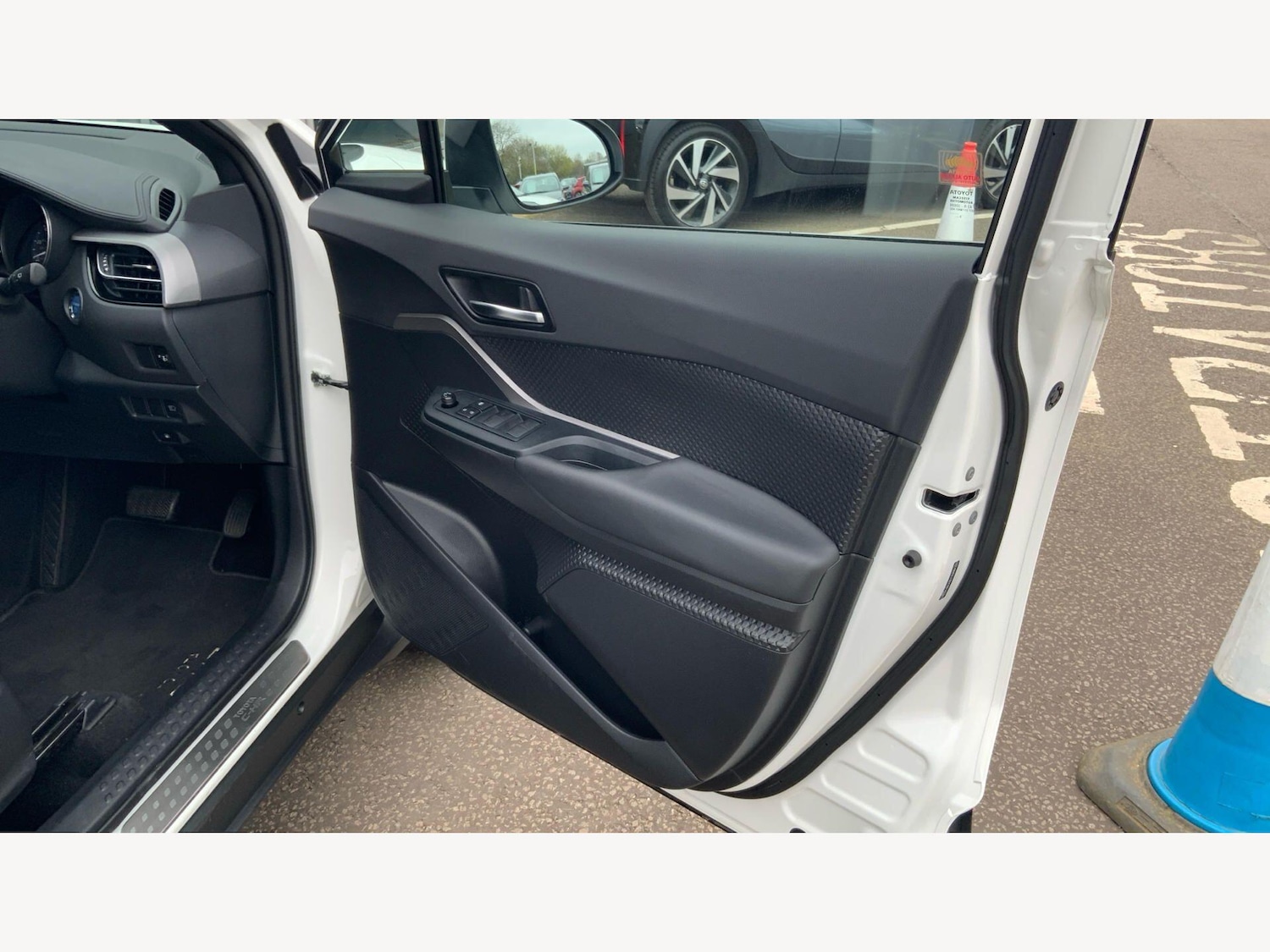 Used Toyota C-HR for sale - 78115242: Photo 30