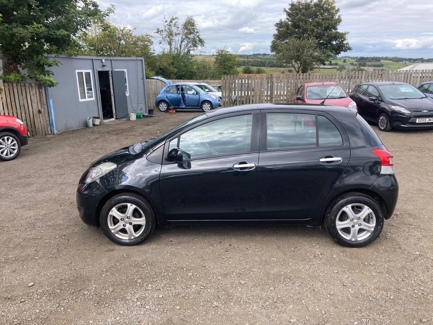 Used Toyota Yaris 2010 for sale - 76736512: Photo 2