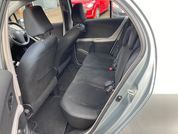 Used Toyota Yaris 2010 for sale - 76340110: Photo 8