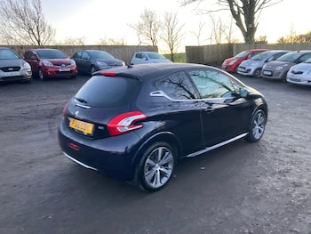 Used Peugeot 208 2015 for sale - 76924176: Photo
