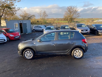 Used Dacia Sandero 2015 for sale - 76437949: Photo