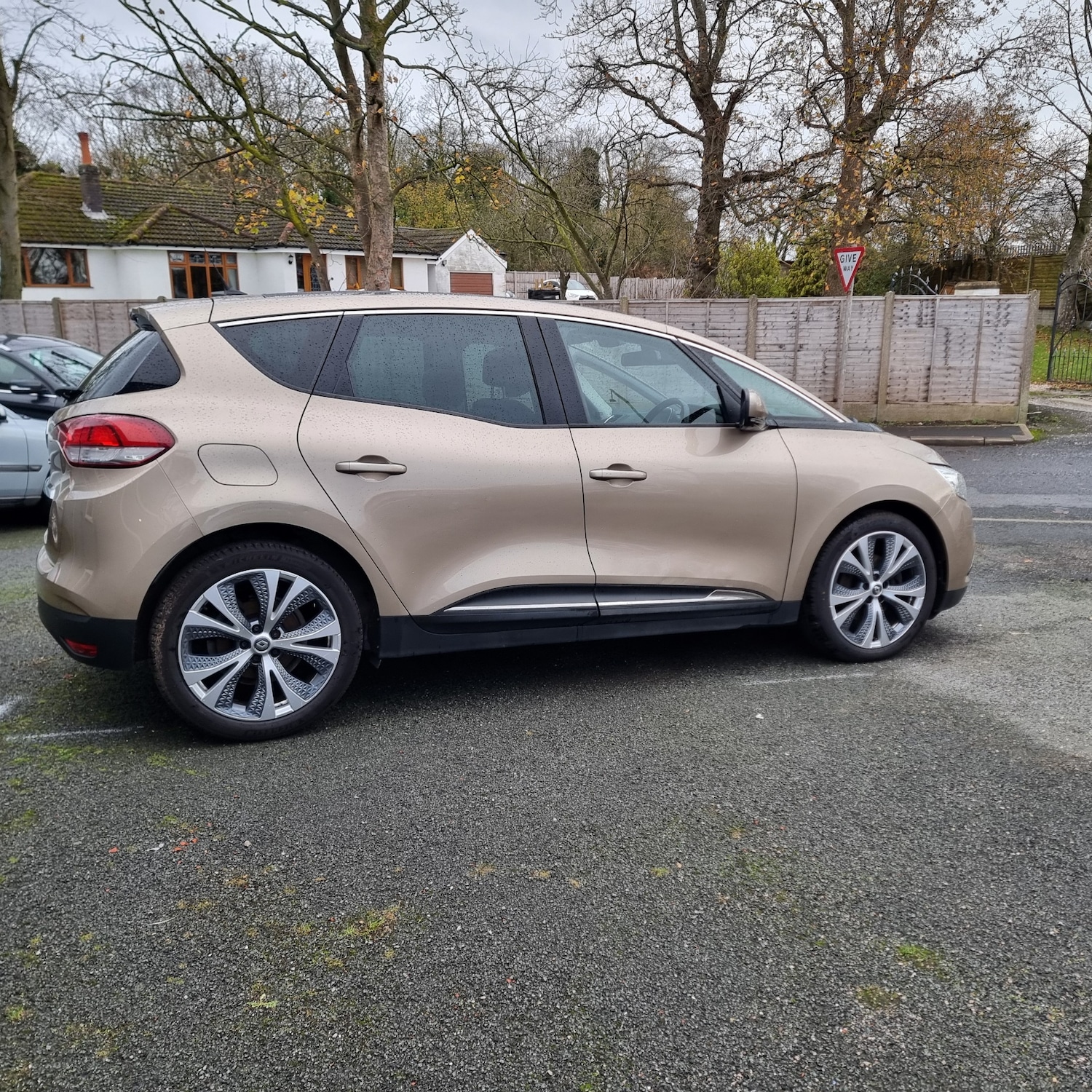 Used Renault Scenic 2017 for sale - 76613654: Photo 2