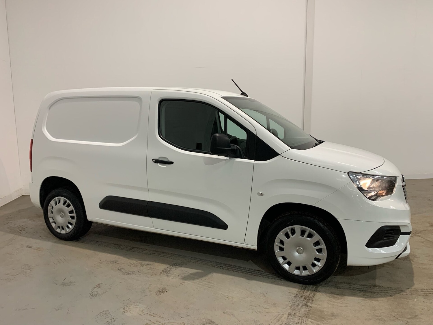 Used Vauxhall Combo 2020 for sale - 76576683: Photo 2