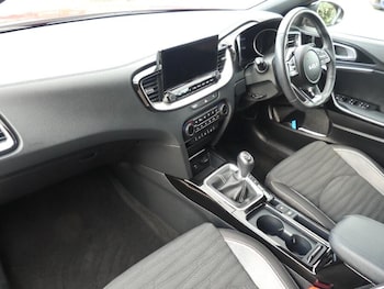 Used Kia XCeed 2023 for sale - 76012851: Photo 2