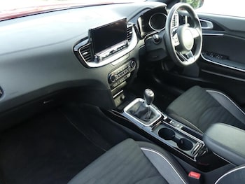 Used Kia XCeed 2023 for sale - 76026710: Photo 2