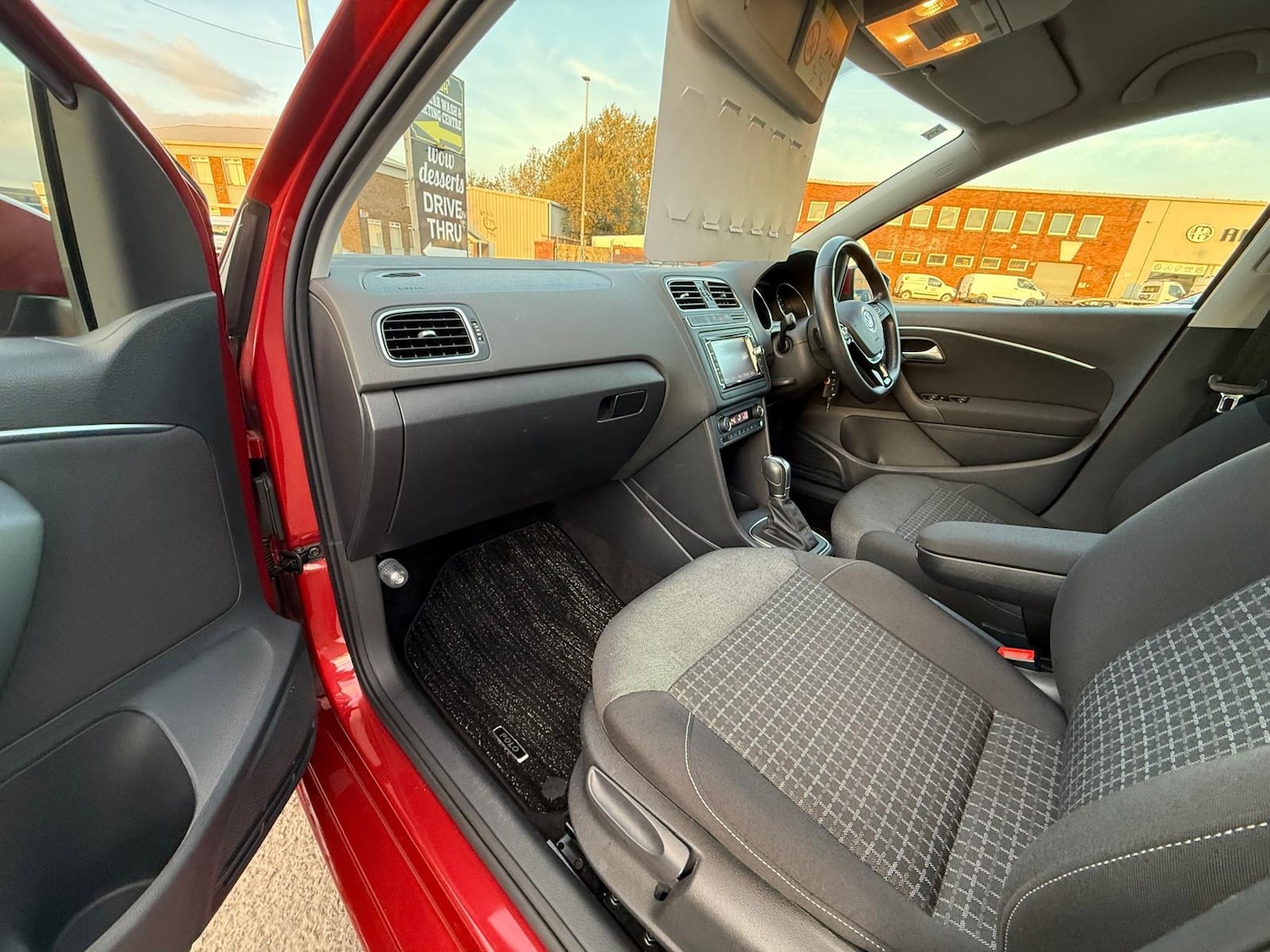 Used Volkswagen Polo 2015 for sale - 76280330: Photo 9