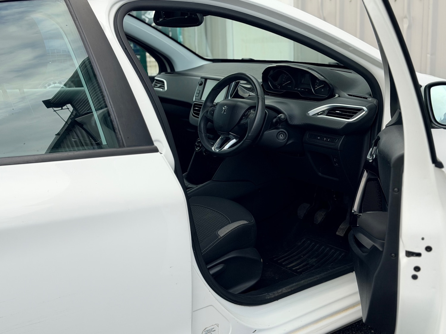 Used Peugeot 208 2015 for sale - 77118899: Photo 9