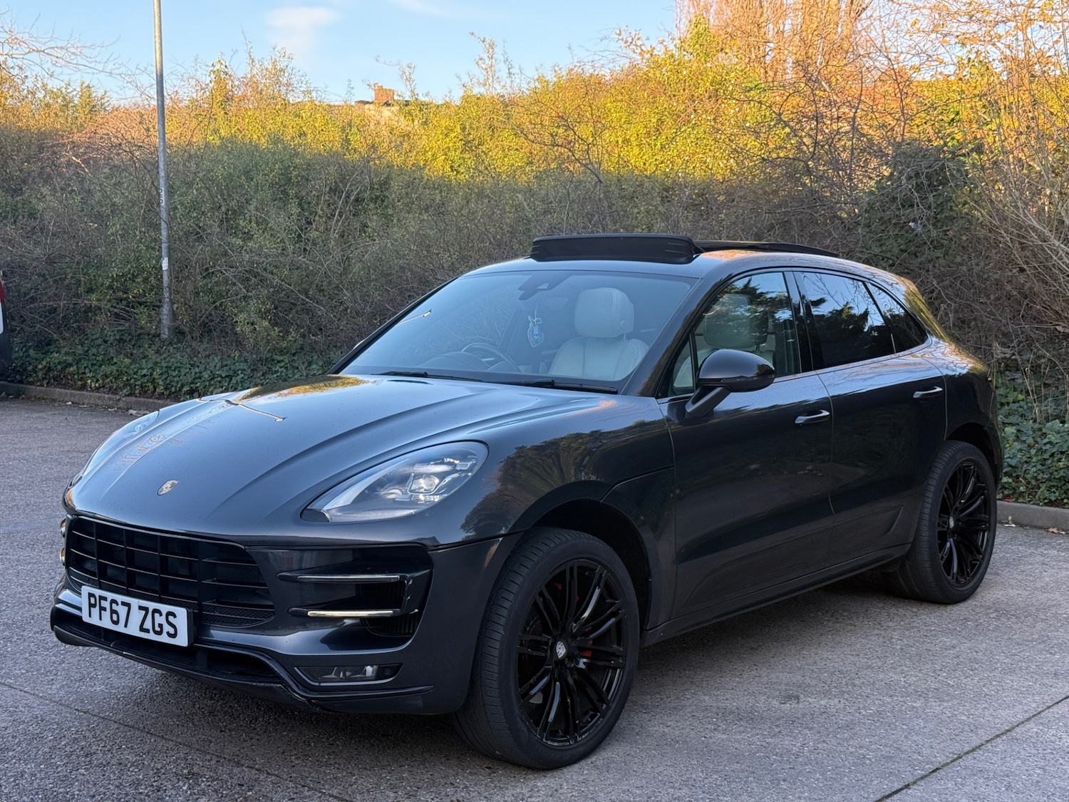 Used Porsche Macan 2017 for sale - 76640371: Photo 2