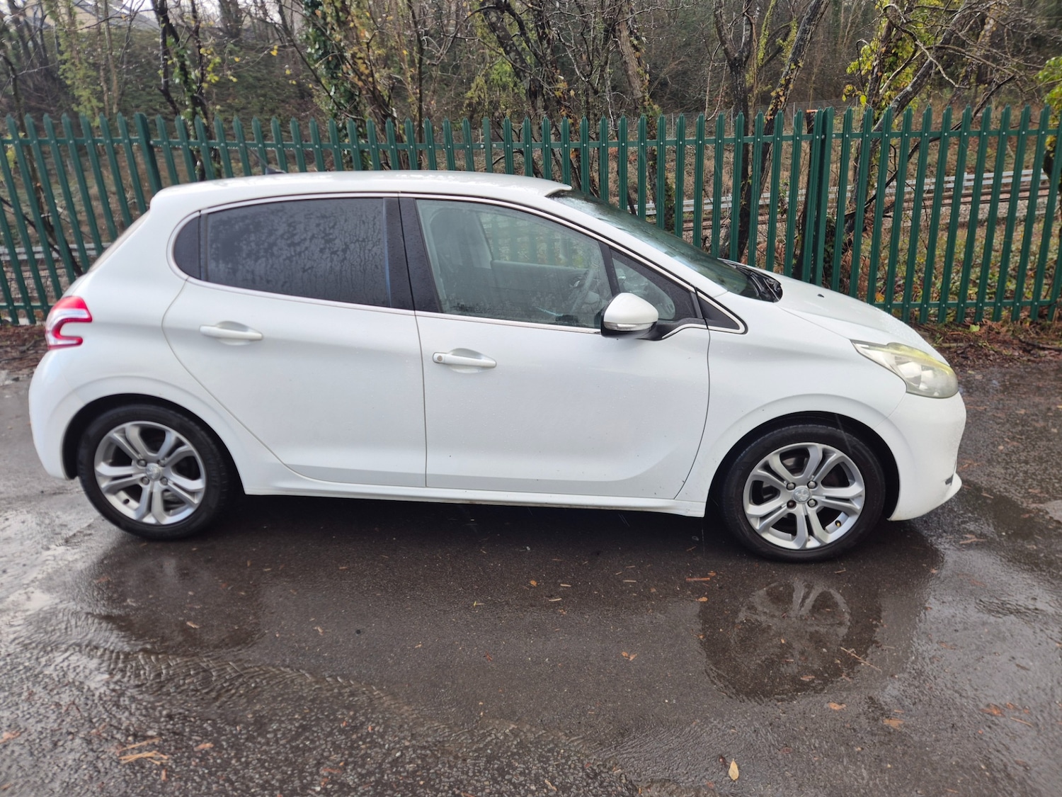 Used Peugeot 208 2013 for sale - 76979349: Photo 2