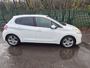 Used Peugeot 208 2013 for sale - 76979349: Photo