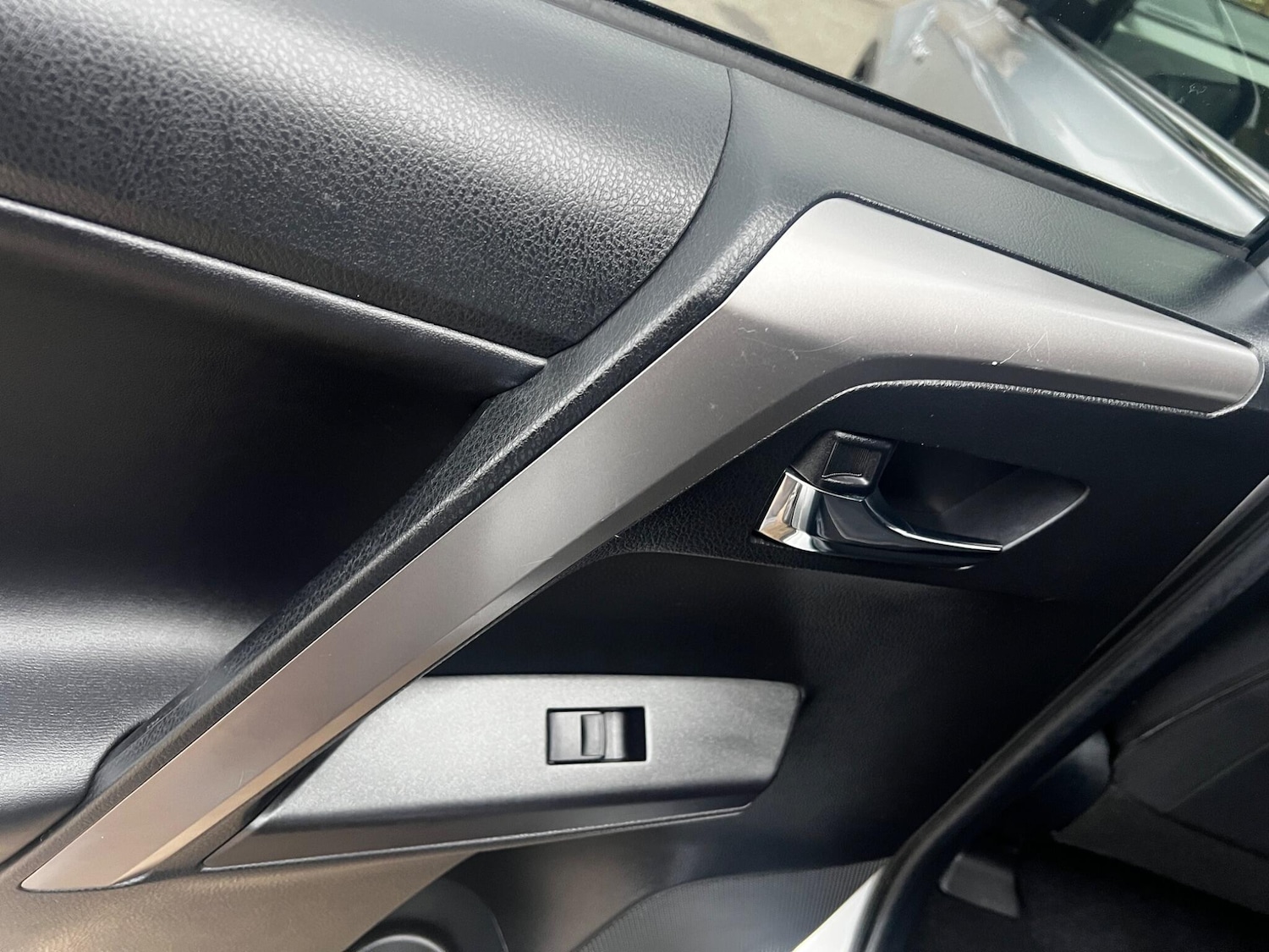 Used Toyota RAV4 2016 for sale - 76997743: Photo 25