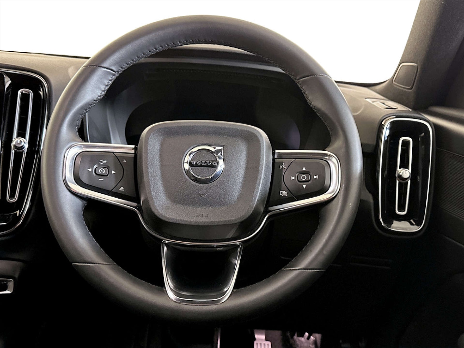 Used Volvo XC40 2023 for sale - 77249254: Photo 16