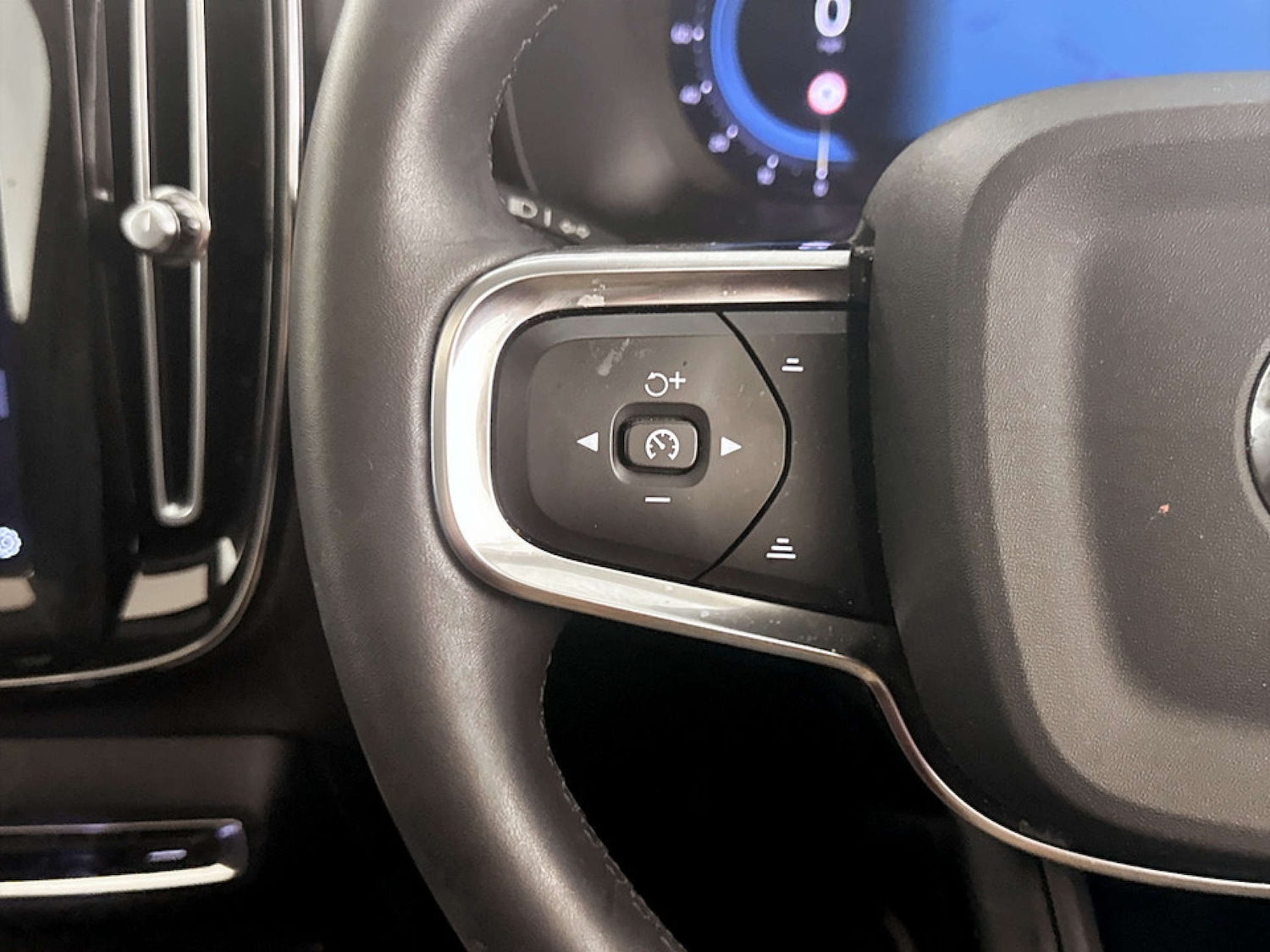 Used Volvo XC40 2023 for sale - 77185018: Photo 24