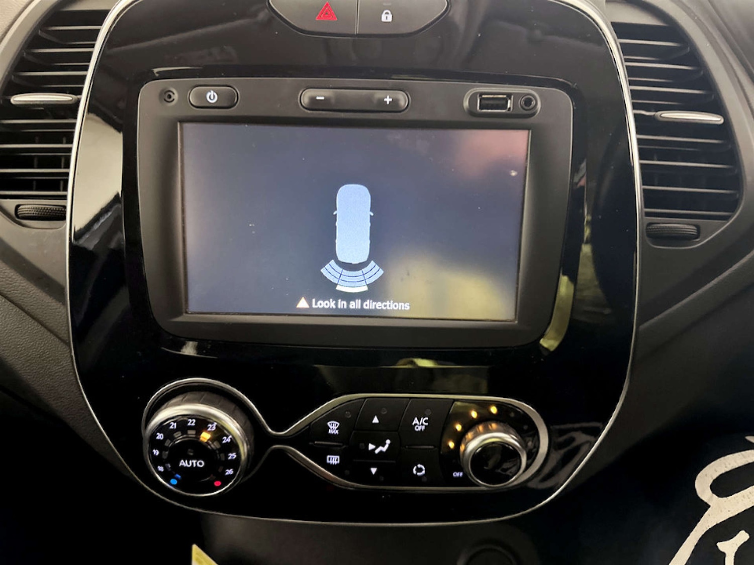 Used Renault Captur 2017 for sale - 77355509: Photo 25