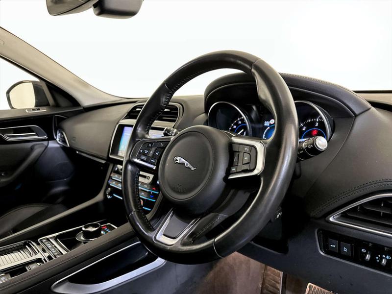 Used Jaguar F-Pace 2018 for sale - 76862342: Photo 15